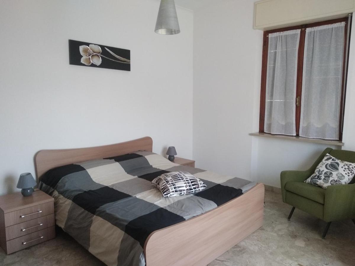 Casa Dusat In Accogliente Edificio Nel Centro Di Monforte Monforte dʼAlba Exteriér fotografie